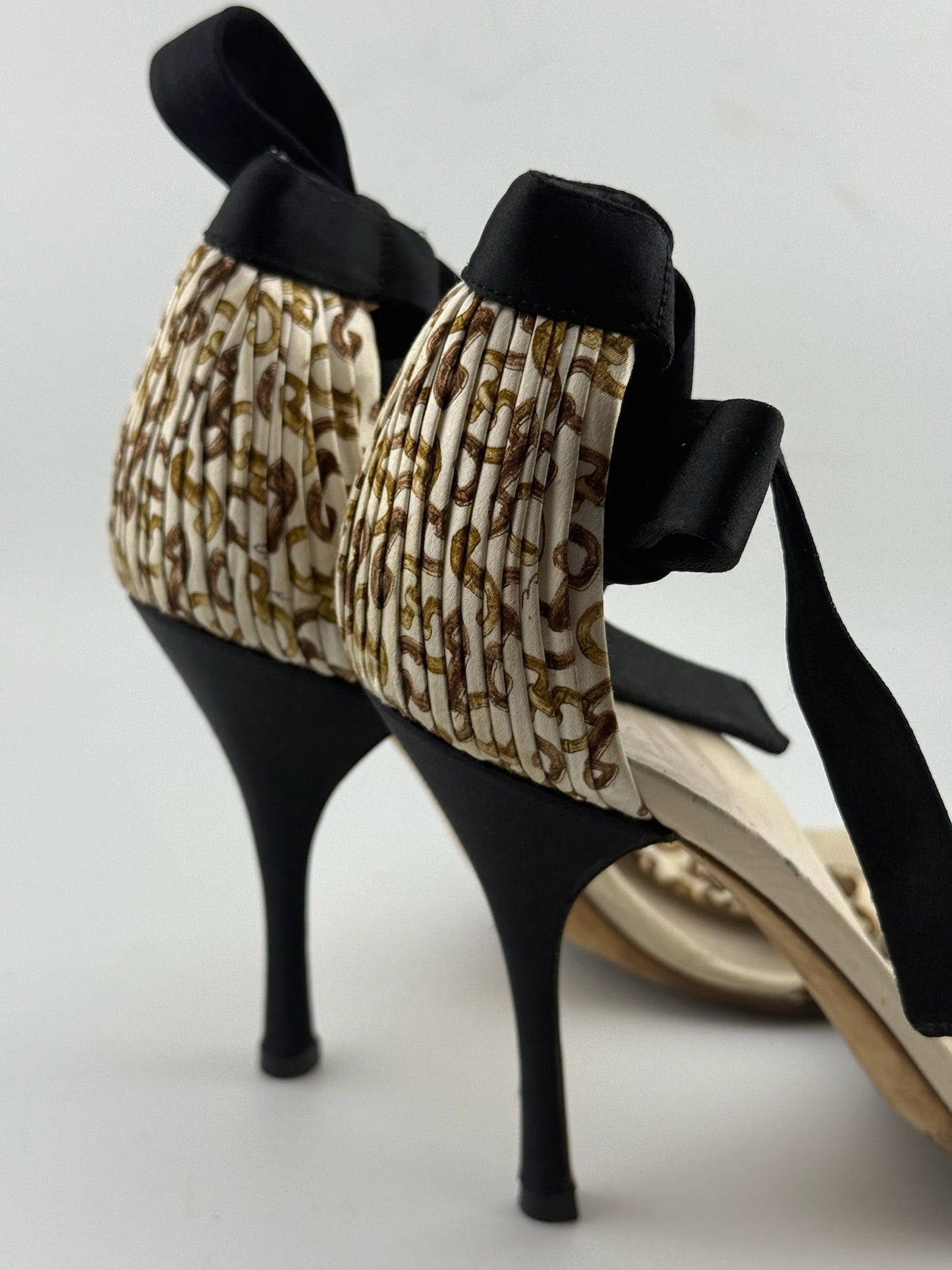 Gucci Ankle Tie Heels – Cream & Black (EU 37.5)