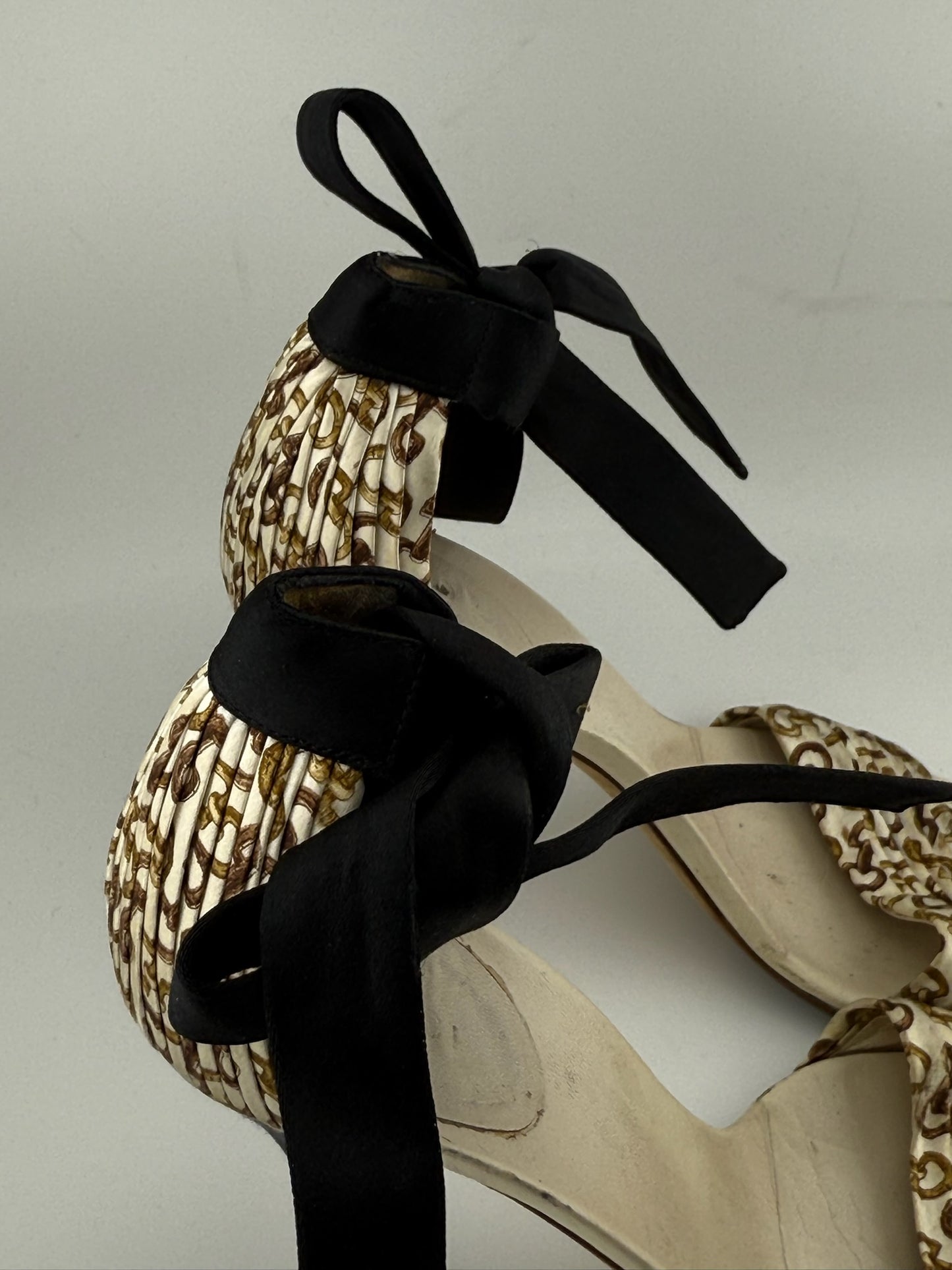 Gucci Ankle Tie Heels – Cream & Black (EU 37.5)