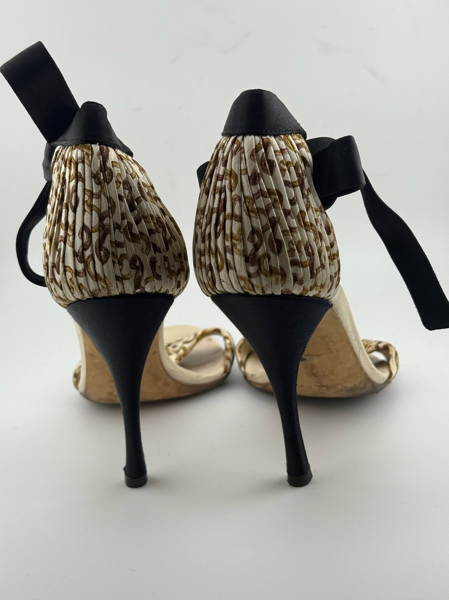 Gucci Ankle Tie Heels – Cream & Black (EU 37.5)